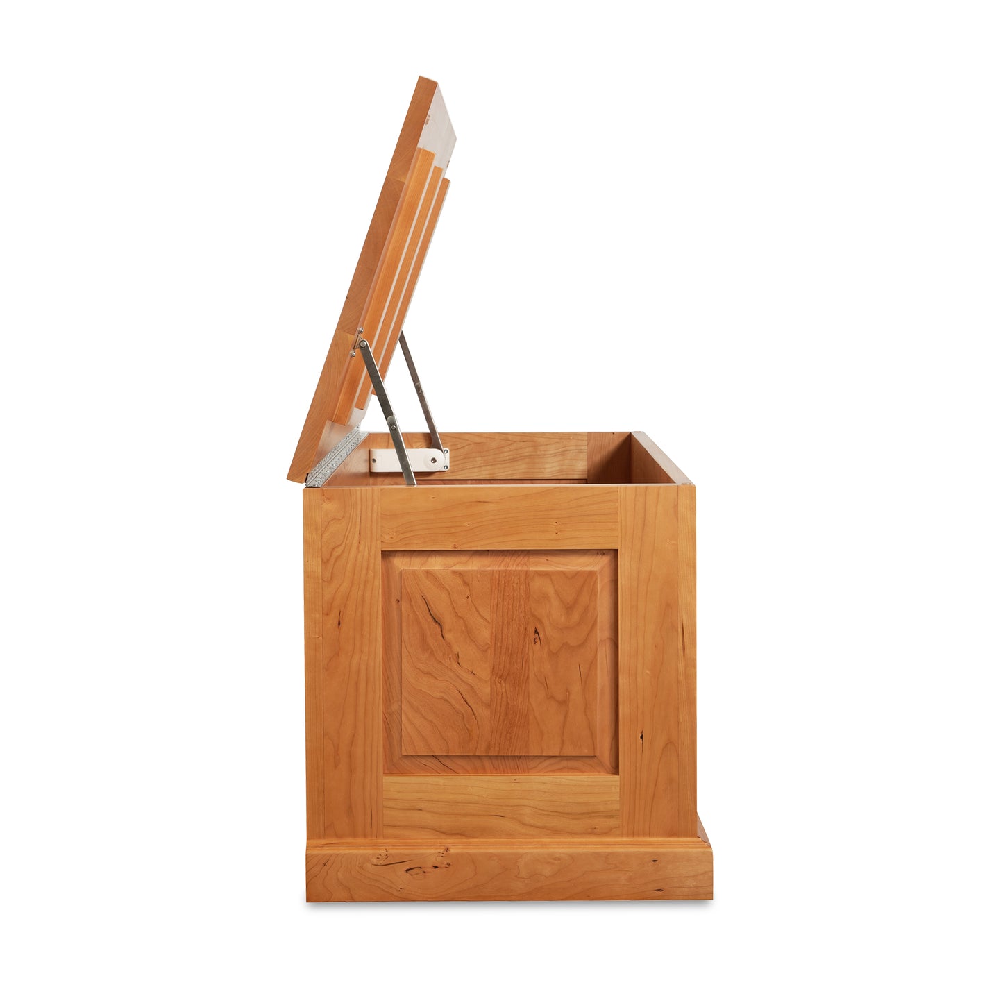 Lyndon Furniture New England Shaker Blanket Box crafted from North American hardwoods, showcasing classic shaker design and a hinged lid for spacious storage.