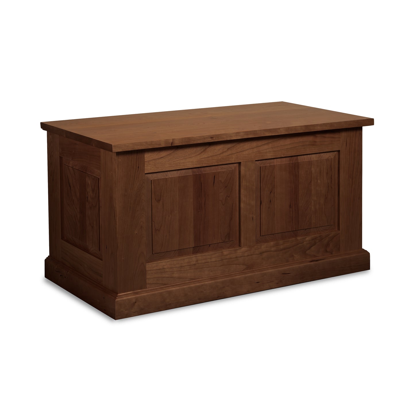 A sustainably harvested wooden chest with a lid, made from North American hardwoods. This exquisite Lyndon Furniture New England Shaker Blanket Box is perfect for storing and organizing your belongings.