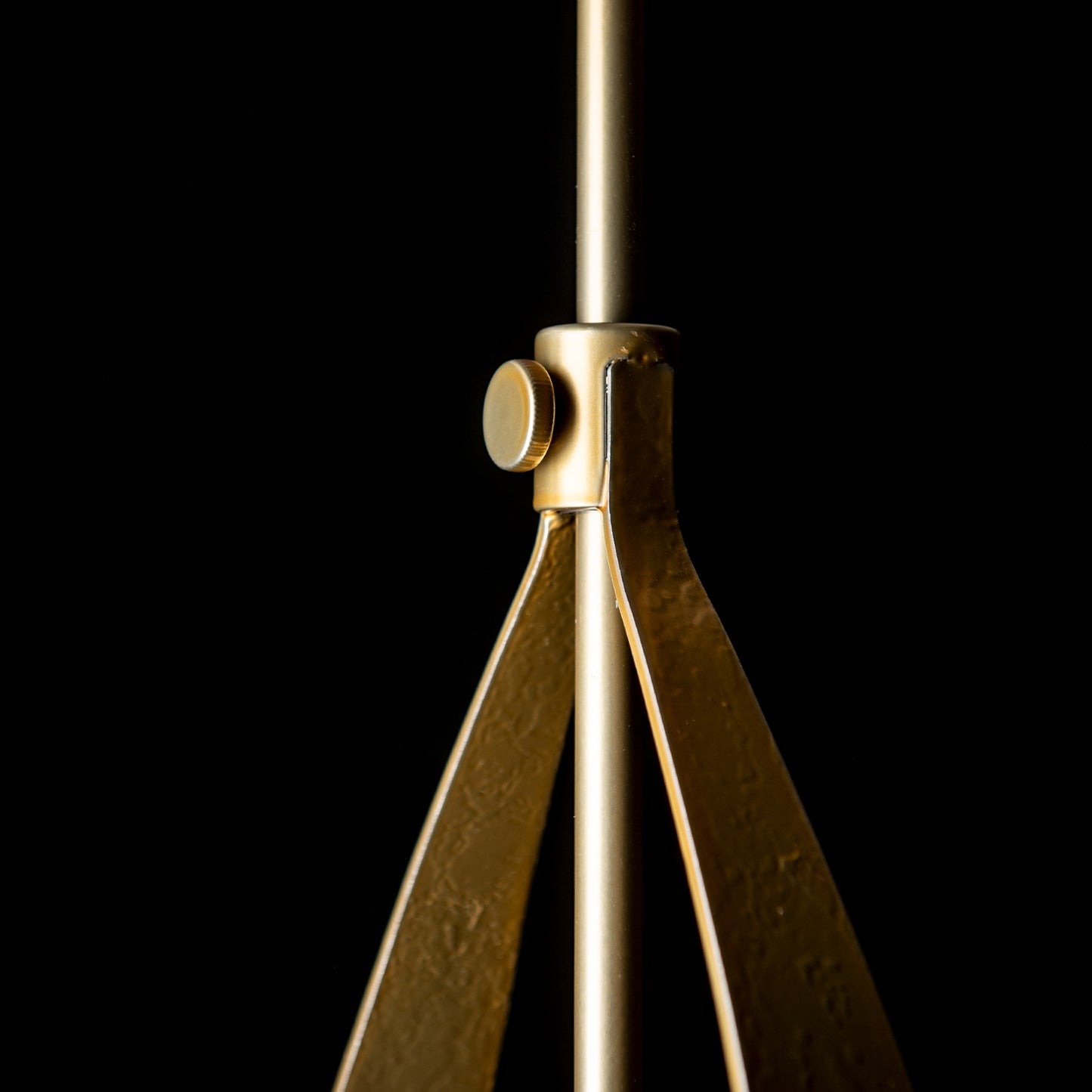 Detailed close-up of the gold joint craftsmanship in the Hubbardton Forge Vaso Pendant, highlighting American-made quality and design.