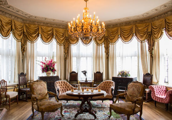A large room with ornate furniture and a chandelier.