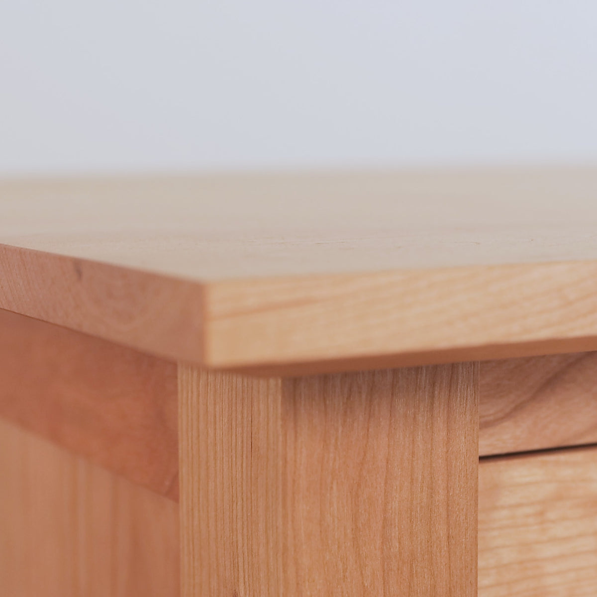 A short product video showing the main features of our handcrafted dressers in the American Shaker Collection by Maple Corner Woodworks. These captured features include close ups of edge profiles, drawer slides and the solid hardwoods.